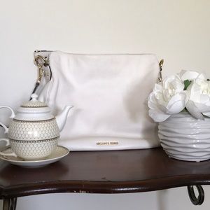 Michael Kors white pebbles leather crossbody❤️